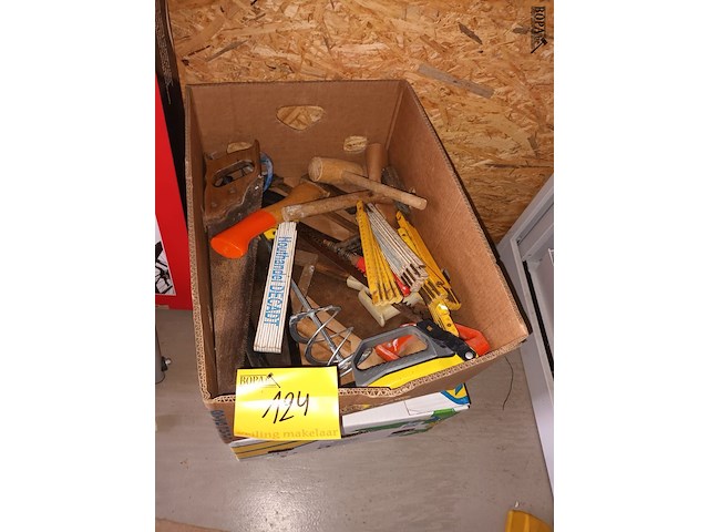 Lot 124 - doos met handgereedschap - afbeelding 1 van  4