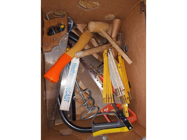 Lot 124 - doos met handgereedschap - afbeelding 2 van  4