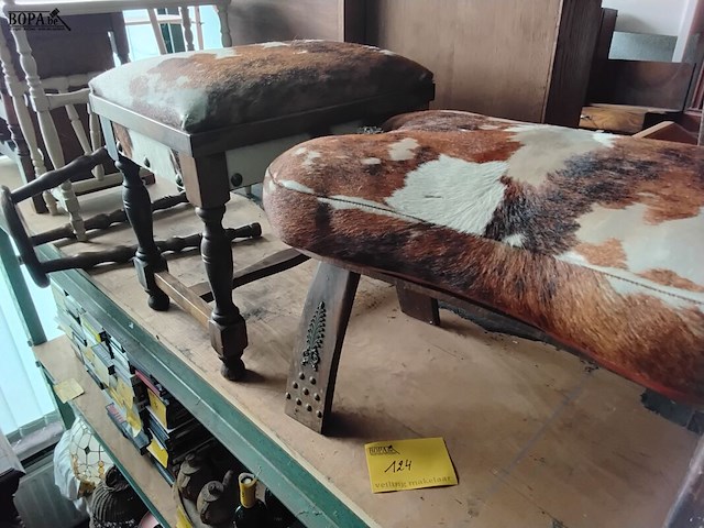 Lot 124 - duo voetbanken dieren - afbeelding 1 van  6