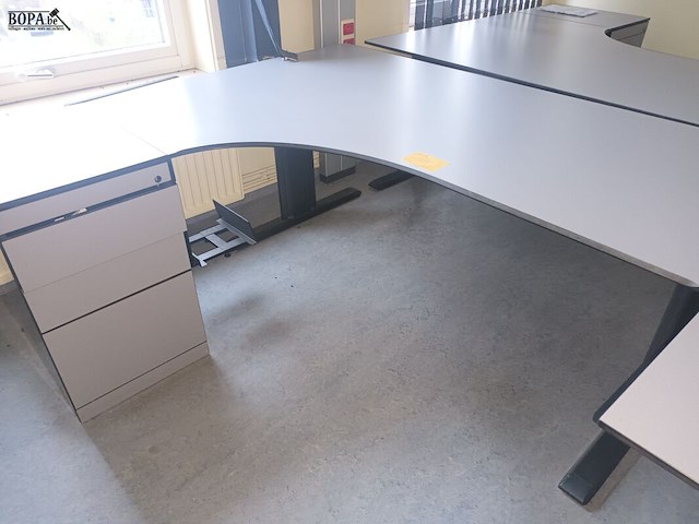 Lot 124 - hoekbureau met ladeblok - afbeelding 1 van  2