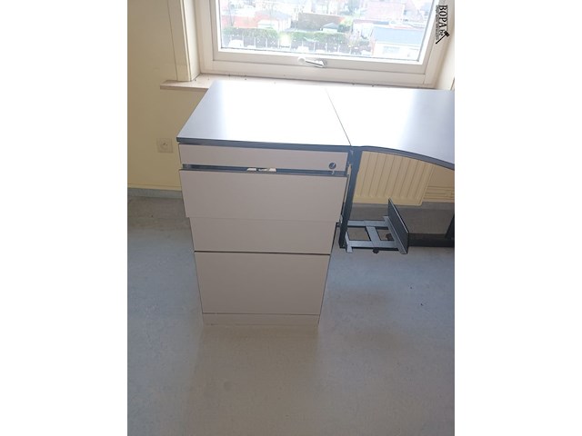 Lot 124 - hoekbureau met ladeblok - afbeelding 2 van  2