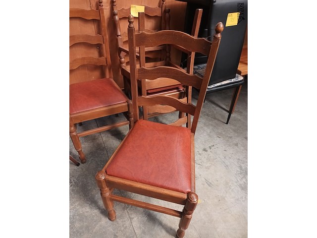 Lot 124 - houten eetkamerstoelen. 4 stuks - afbeelding 1 van  3