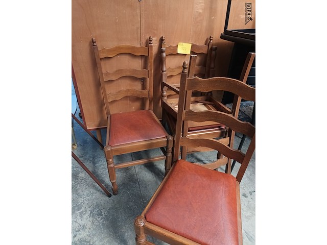 Lot 124 - houten eetkamerstoelen. 4 stuks - afbeelding 2 van  3