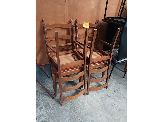 Lot 124 - houten eetkamerstoelen. 4 stuks - afbeelding 3 van  3