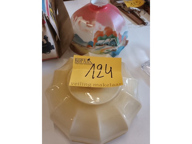 Lot 124 - lampenkappen. 2 stuks. - afbeelding 1 van  2