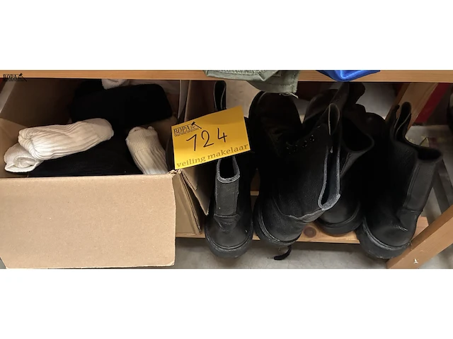 Lot 124 - lot legerbottines en kousen - afbeelding 1 van  4