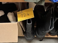 Lot 124 - lot legerbottines en kousen