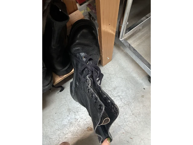Lot 124 - lot legerbottines en kousen - afbeelding 3 van  4