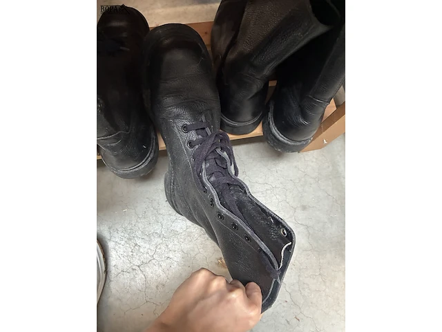 Lot 124 - lot legerbottines en kousen - afbeelding 4 van  4