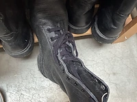 Lot 124 - lot legerbottines en kousen - afbeelding 4 van  4