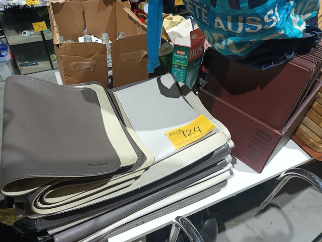 Lot 124 - menuboeken en placemats - afbeelding 1 van  5