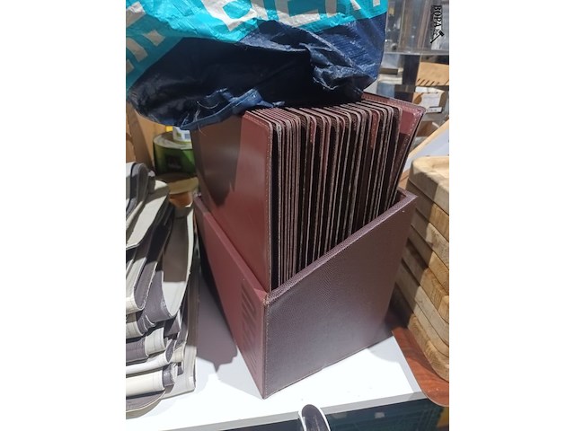 Lot 124 - menuboeken en placemats - afbeelding 3 van  5