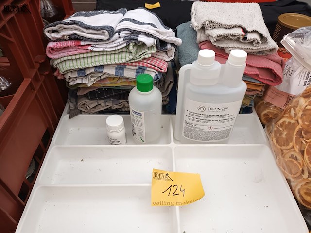 Lot 124 - poetsdoeken en producten - afbeelding 1 van  4