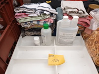 Lot 124 - poetsdoeken en producten - afbeelding 1 van  4