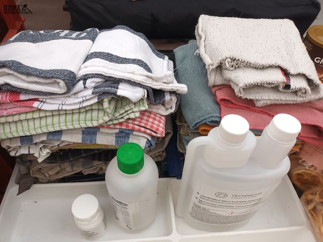 Lot 124 - poetsdoeken en producten - afbeelding 2 van  4