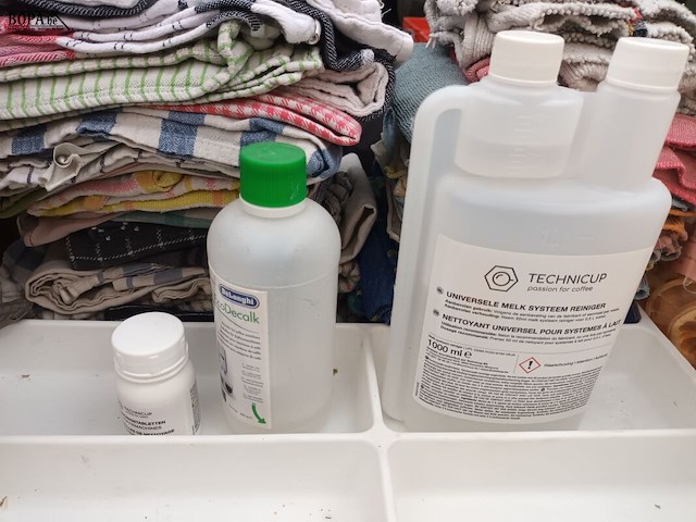 Lot 124 - poetsdoeken en producten - afbeelding 3 van  4