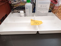 Lot 124 - poetsdoeken en producten - afbeelding 4 van  4