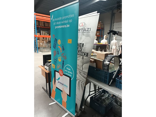 Lot 124 - roll-up banner. 2 stuks - afbeelding 1 van  2