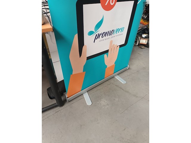 Lot 124 - roll-up banner. 2 stuks - afbeelding 2 van  2