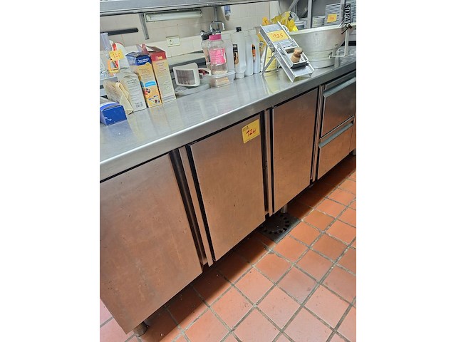 Lot 124 - rvs gekoelde werktafel - afbeelding 1 van  3