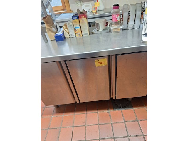 Lot 124 - rvs gekoelde werktafel - afbeelding 2 van  3