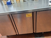 Lot 124 - rvs gekoelde werktafel - afbeelding 2 van  3