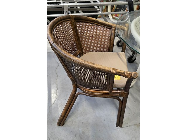 Lot 124 - set van 2 rotanstoelen met kussens - afbeelding 2 van  3