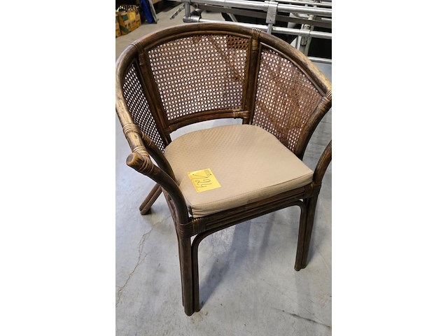 Lot 124 - set van 2 rotanstoelen met kussens - afbeelding 3 van  3