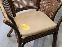 Lot 124 - set van 2 rotanstoelen met kussens - afbeelding 3 van  3