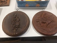 Lot 124 - wanddecoratie keramiek. 2 stuks