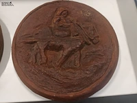 Lot 124 - wanddecoratie keramiek. 2 stuks - afbeelding 2 van  3