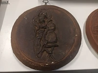 Lot 124 - wanddecoratie keramiek. 2 stuks - afbeelding 3 van  3