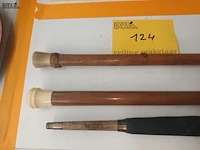 Lot 124 - wandelstokken en paraplu. 3 stuks - afbeelding 2 van  4