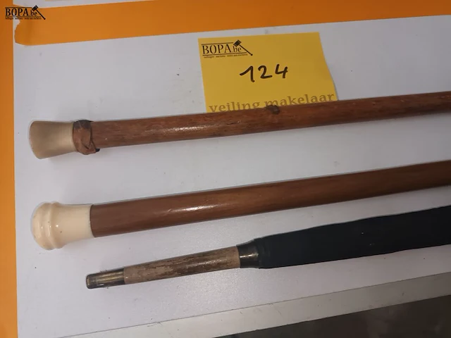 Lot 124 - wandelstokken en paraplu. 3 stuks - afbeelding 4 van  4