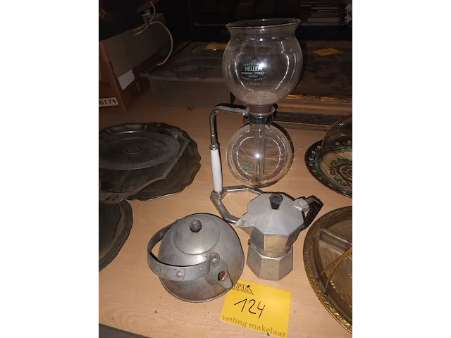 Lot 124 - waterketel en koffiezet. 3 stuks - afbeelding 1 van  3