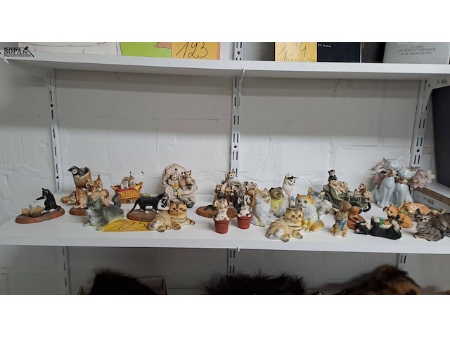 Lot 125 - beeldjes poezen ong 26 stuks - afbeelding 1 van  3