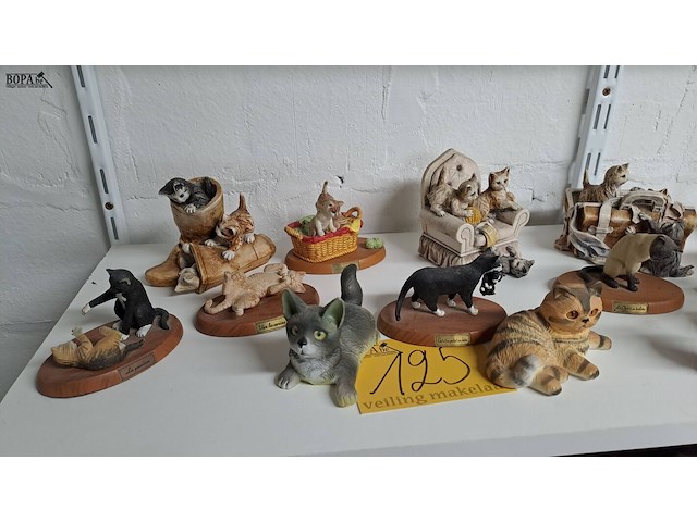 Lot 125 - beeldjes poezen ong 26 stuks - afbeelding 2 van  3