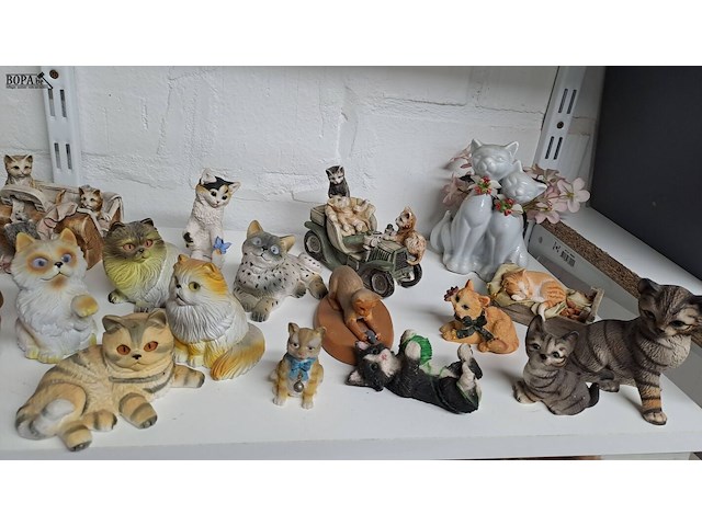 Lot 125 - beeldjes poezen ong 26 stuks - afbeelding 3 van  3