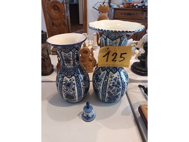 Lot 125 - delft vazen en tafelbel. 3 stuks - afbeelding 1 van  5