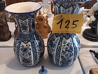 Lot 125 - delft vazen en tafelbel. 3 stuks - afbeelding 1 van  5