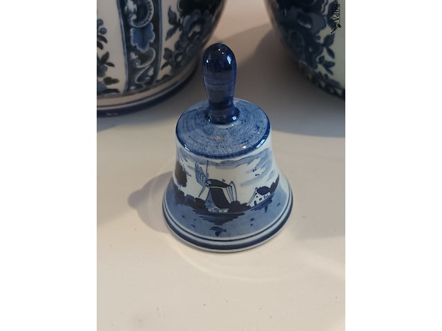 Lot 125 - delft vazen en tafelbel. 3 stuks - afbeelding 2 van  5