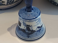 Lot 125 - delft vazen en tafelbel. 3 stuks - afbeelding 2 van  5