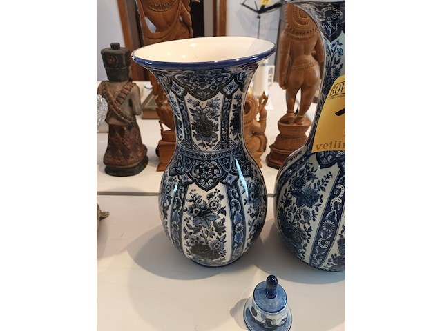 Lot 125 - delft vazen en tafelbel. 3 stuks - afbeelding 3 van  5