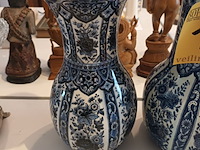 Lot 125 - delft vazen en tafelbel. 3 stuks - afbeelding 3 van  5