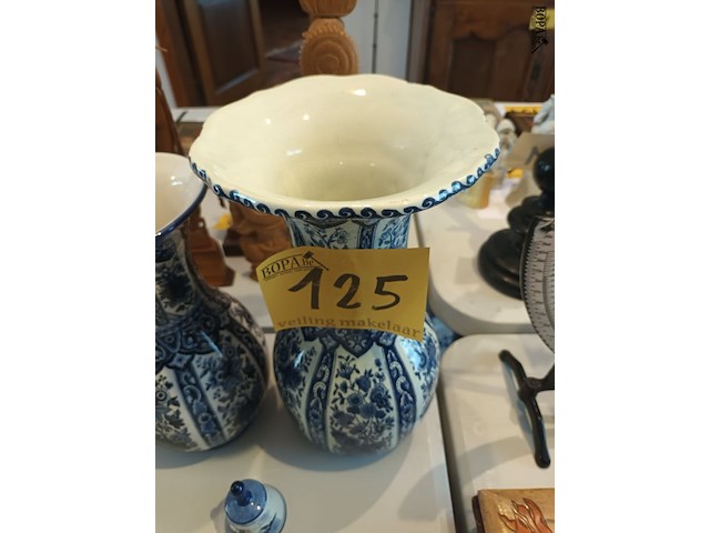Lot 125 - delft vazen en tafelbel. 3 stuks - afbeelding 4 van  5