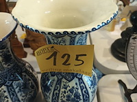 Lot 125 - delft vazen en tafelbel. 3 stuks - afbeelding 4 van  5