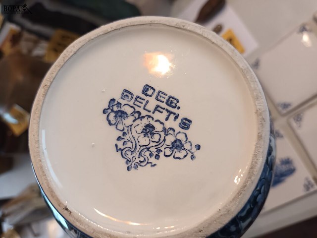 Lot 125 - delft vazen en tafelbel. 3 stuks - afbeelding 5 van  5