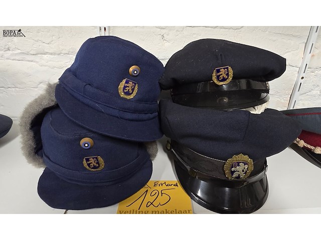 Lot 125 - estland 2 kepies + 2 winterpetten - afbeelding 1 van  5