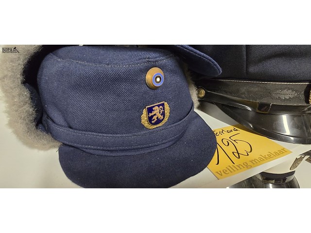 Lot 125 - estland 2 kepies + 2 winterpetten - afbeelding 2 van  5