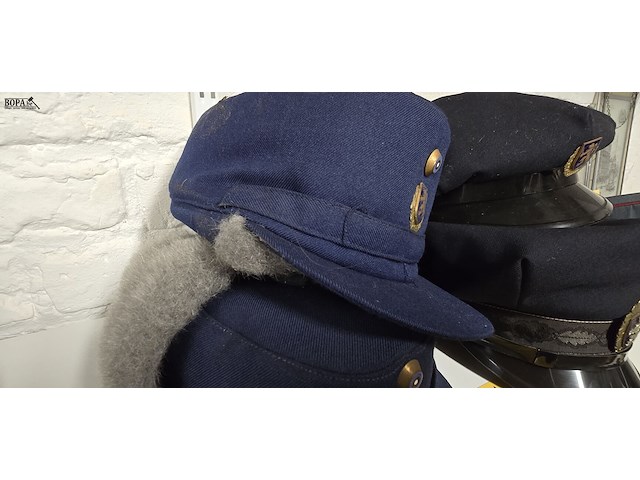 Lot 125 - estland 2 kepies + 2 winterpetten - afbeelding 3 van  5